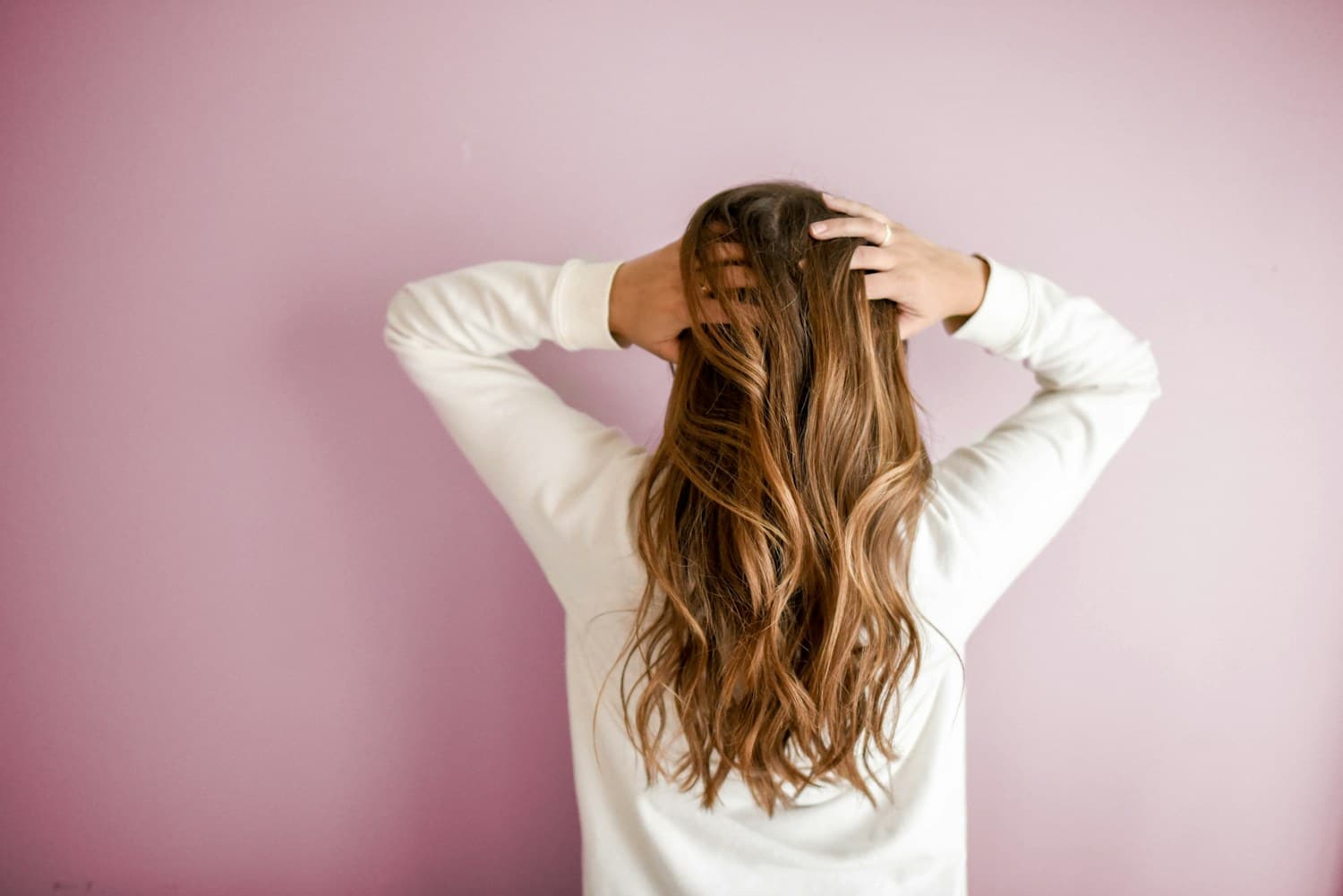 Profissional cuidando do cabelo de uma cliente, imagem ilustrativa